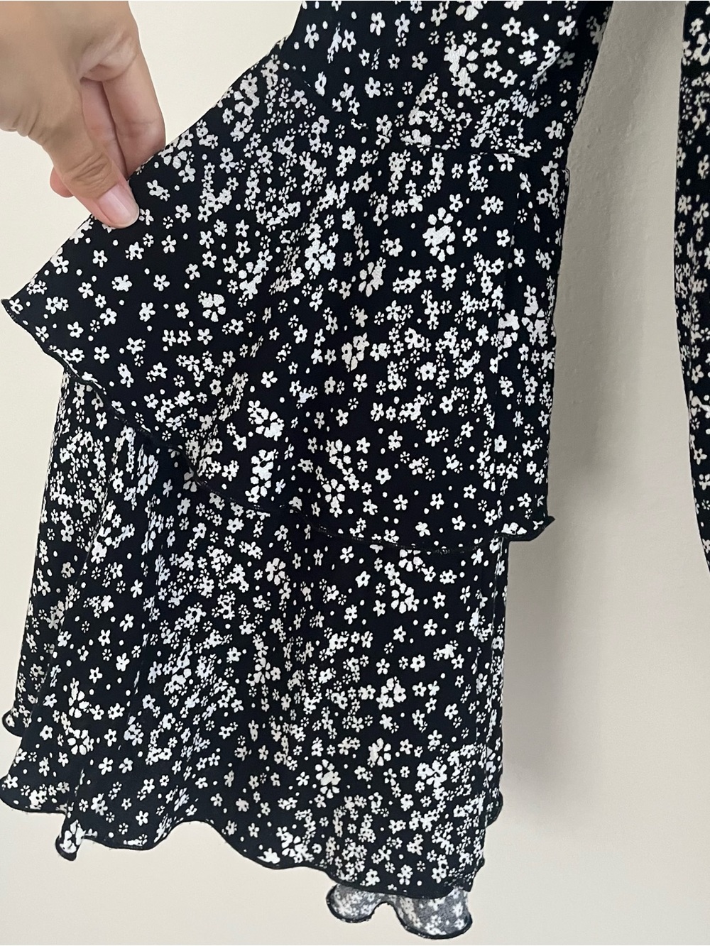 Intimately FP Black & White Floral V-Neck Blouse/Bodysuit Sz XS Bell Sleeves - Picture 8 of 15
